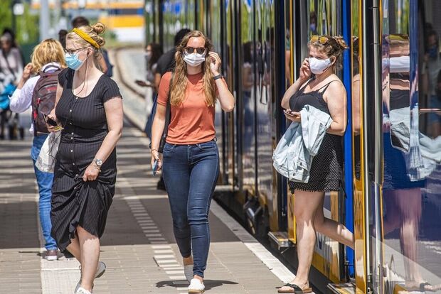 Treinreizigers dragen verplicht een mondkapje